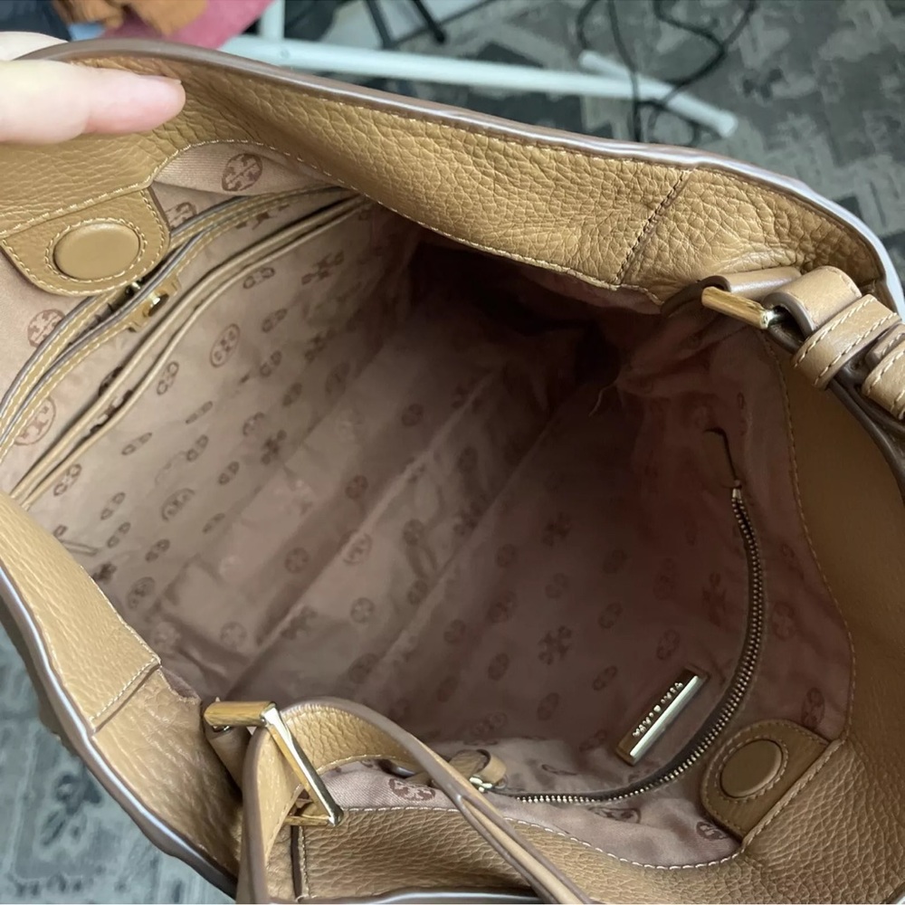 Tory Burch Robinson Expandable Hobo and Wallet - Picture 16 of 16